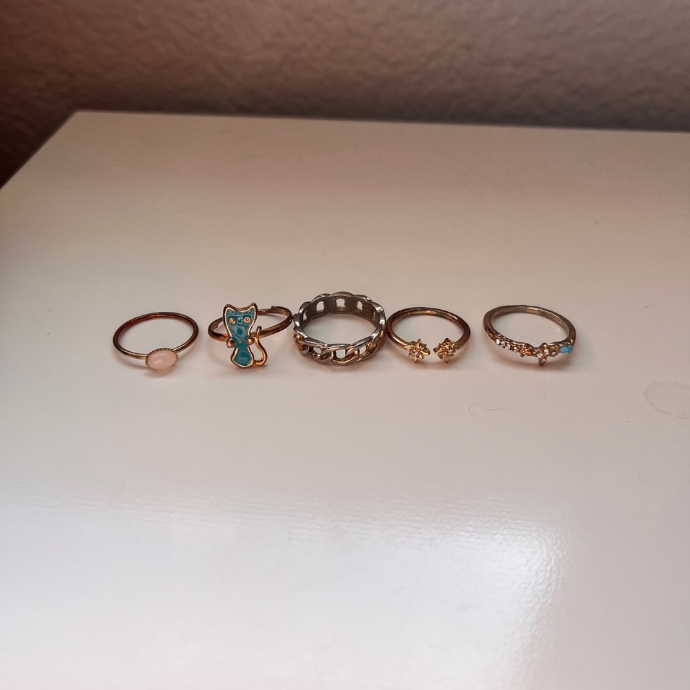 5 Gold and Silver Rings - Picture 2 of 2
